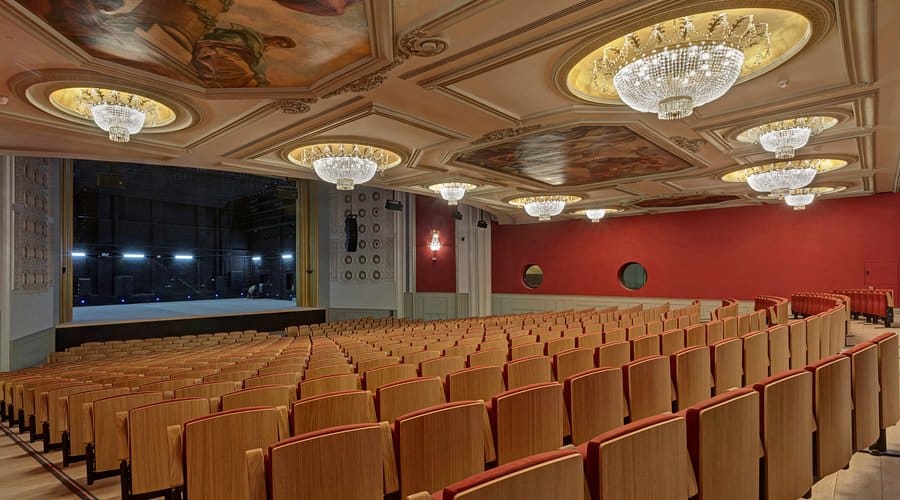 Fachada del Teatro Albéniz, en la calle de la Paz de Madrid, nuevo hogar de 'La Revuelta'