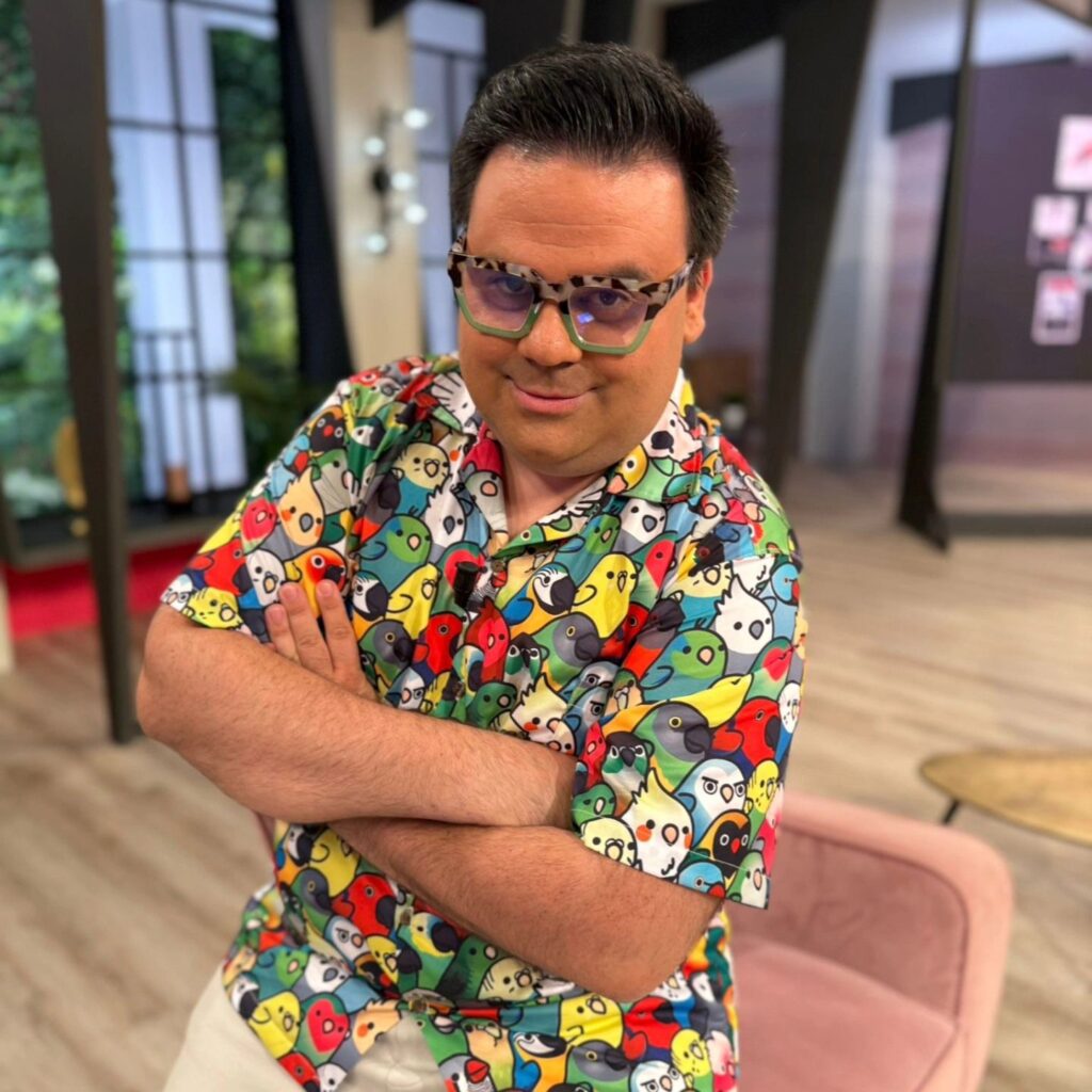 Alberto Guzmán, colaborador de 'D Corazón' en La 1, frente a la cámara durante la grabación de su nueva sección