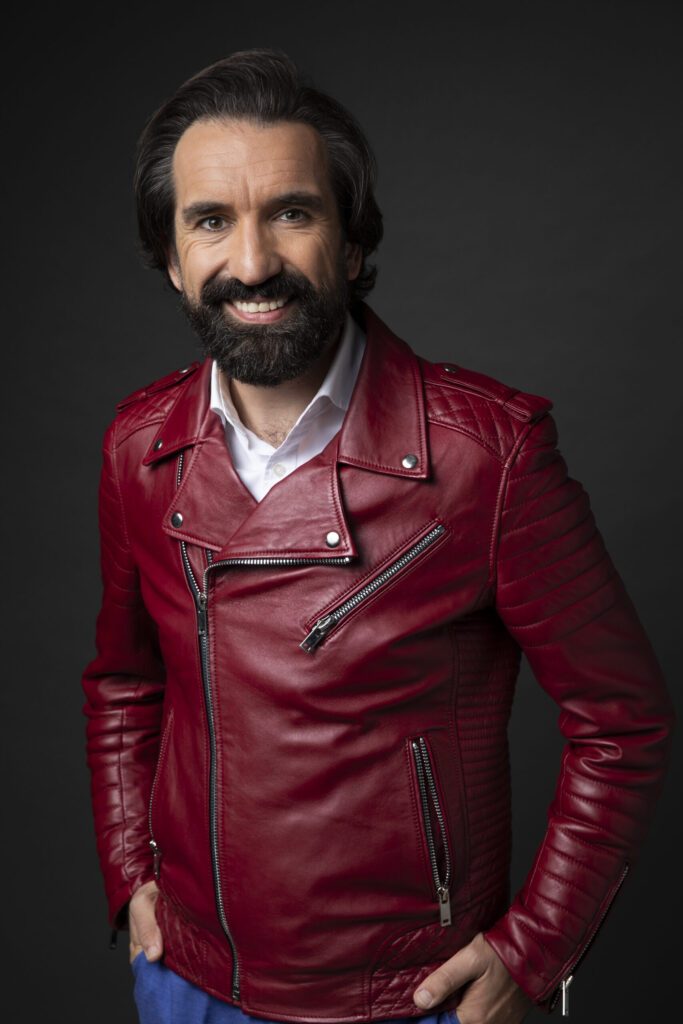 El humorista Miguel Lago, en la imagen promocional de 'La Caja Amarilla' de Antena 3