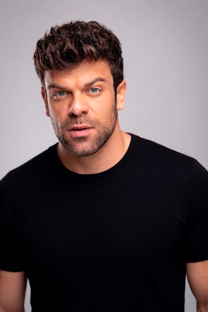 Ricky Merino posa para la promoción de 'La Caja Amarilla', el concurso de Antena 3 con doce famosos