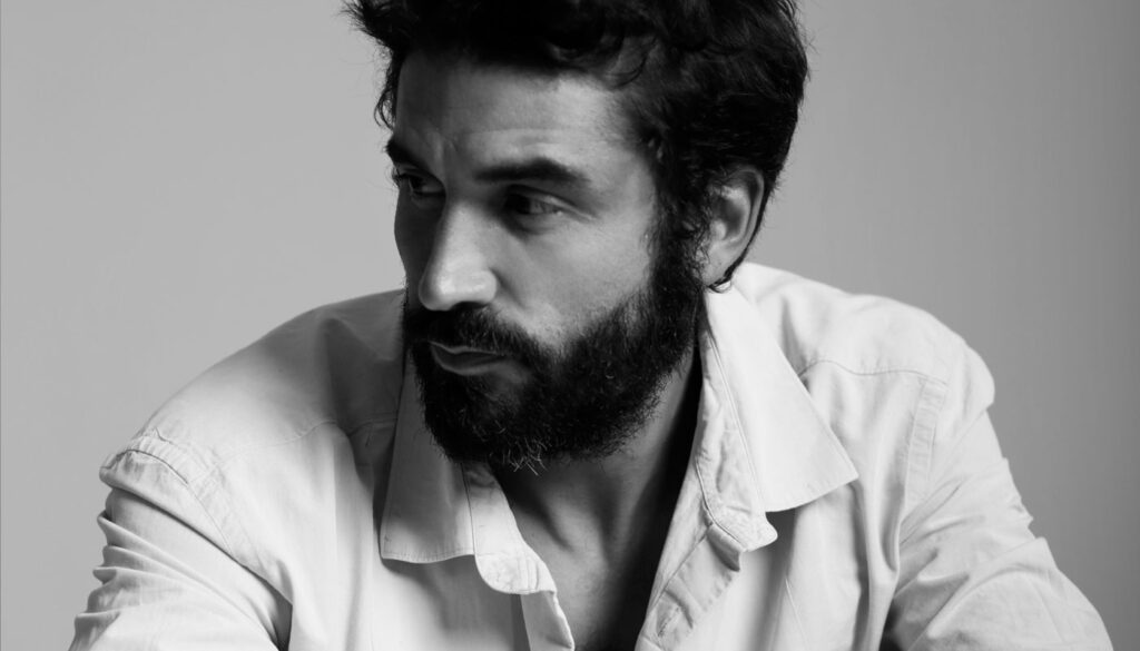 Álex García, con gesto reflexivo, mientras recuerda el acoso que sufrió siendo un adolescente en Tenerife