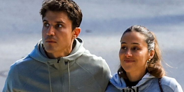 Álex González y Carla Virgós posan juntos y muy cómplices tras hacer pública su relación sentimental