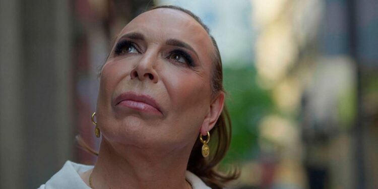 El despertar de Benita: La televisión pública se rinde ante el viaje trans de la vidente en una noche histórica