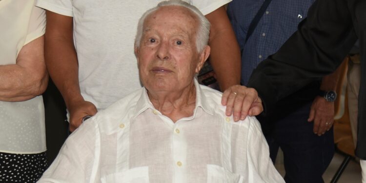 Curro Romero recibe el alta hospitalaria tras un nuevo bache de salud a sus 92 años