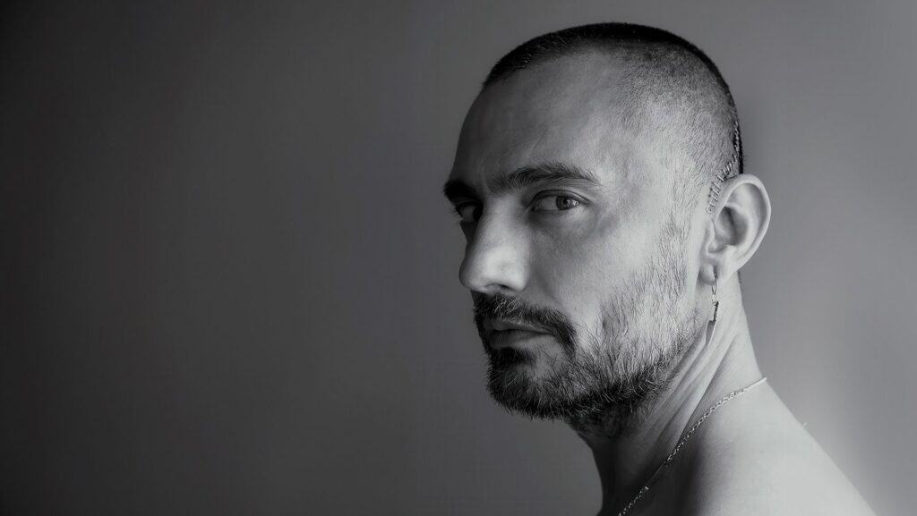 Del dolor extremo a la luz en París: Pablo Sáez, viudo de David Delfín, sella su nueva vida con un "sí, quiero" en la capital francesa