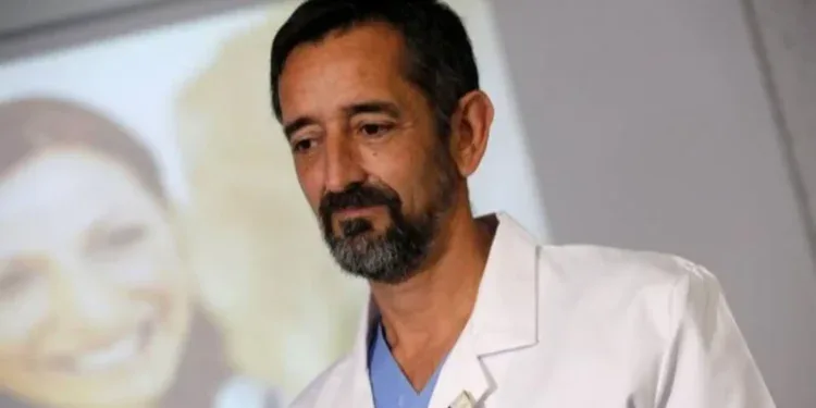 El cirujano Pedro Cavadas, protagonista de la serie documental de TVE sobre sus misiones médicas en África