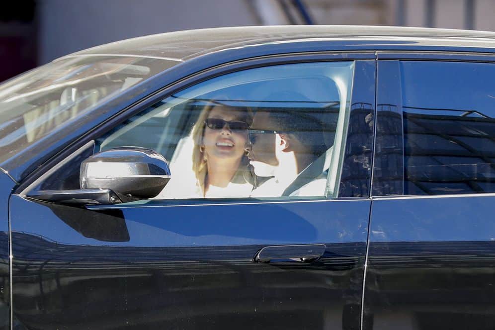 Ester Expósito y Mbappé a plena luz del día: El abrazo que confirma la normalidad de su romance en Madrid