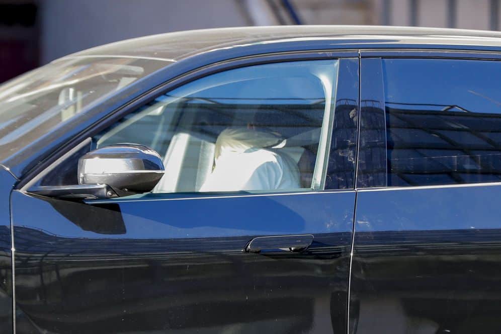 Ester Expósito y Mbappé a plena luz del día: El abrazo que confirma la normalidad de su romance en Madrid