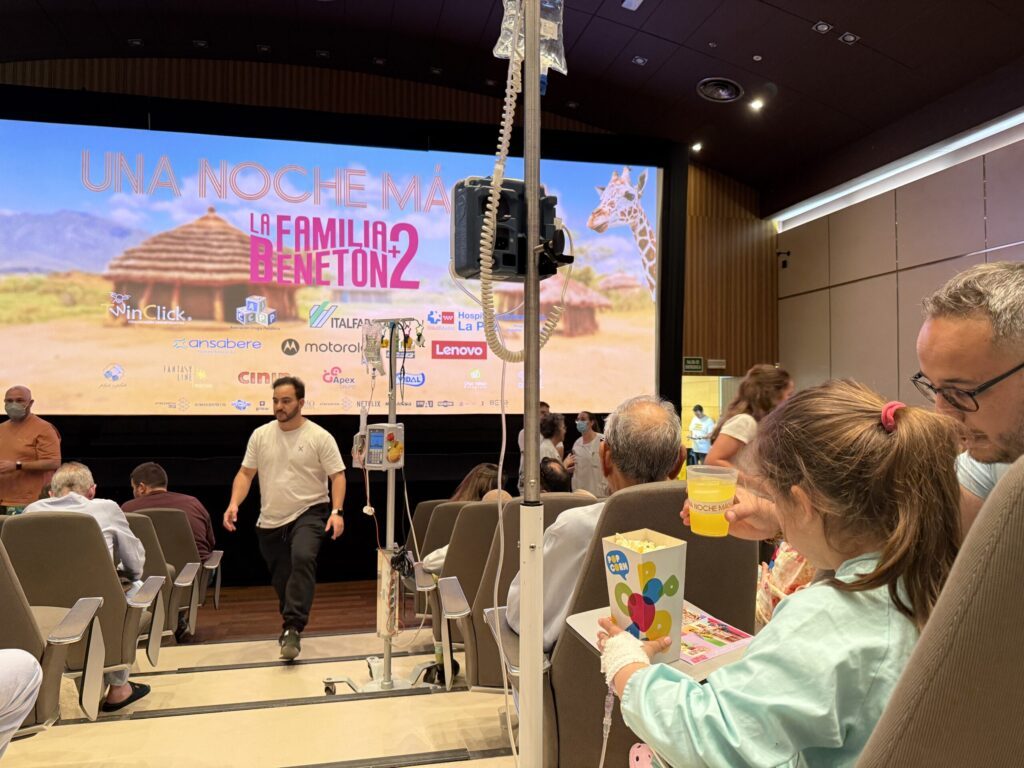 Leo Harlem y Joaquín Mazón desatan las sonrisas en el hospital de La Paz con un estreno solidario de altura
