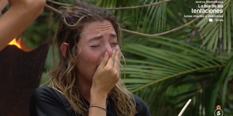 Los concursantes de 'Supervivientes 2026' reunidos en la palapa durante la gala 'Tierra de Nadie', con Claudia Chacón y Gerard