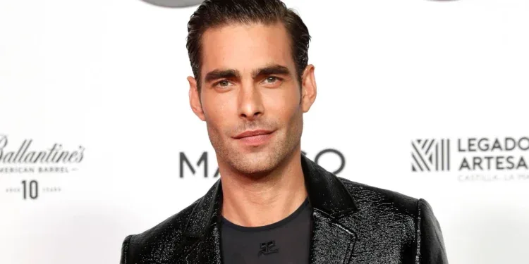 Jon Kortajarena, modelo y actor bilbaíno, posa mirando a cámara en un retrato promocional