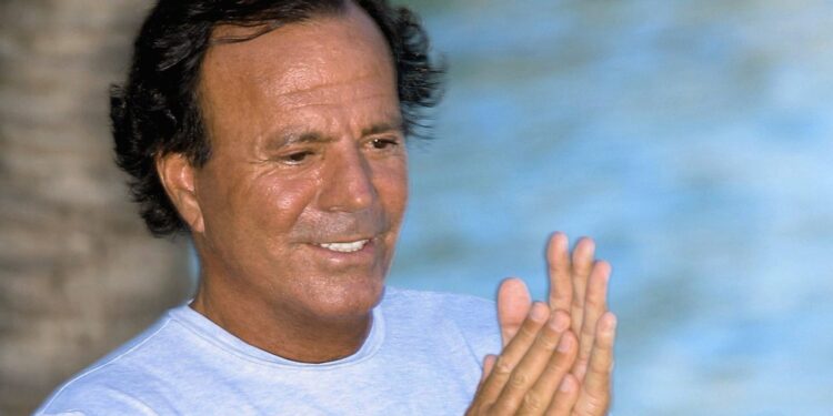 Julio Iglesias doblega a la Fiscalía: una jueza le da la razón para investigar la denuncia de sus empleadas