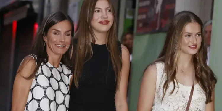 Planazo real en Madrid: la Reina Letizia y sus hijas se mezclan con el público en el concierto de Rosalía