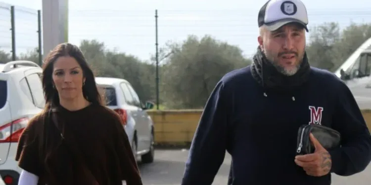 El "incipiente imperio" de Lola García bajo sospecha: ¿Sacrifica su carrera por Kiko Rivera?