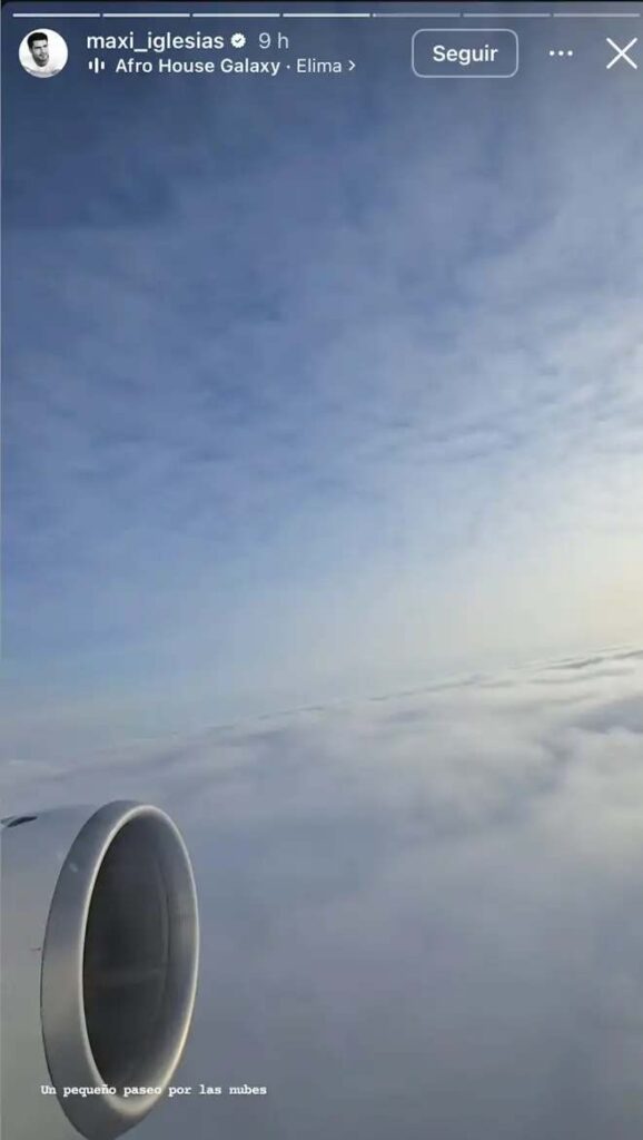 La historia de Instagram de Maxi Iglesias en la que comparte la vista de las nubes desde la ventanilla del avión