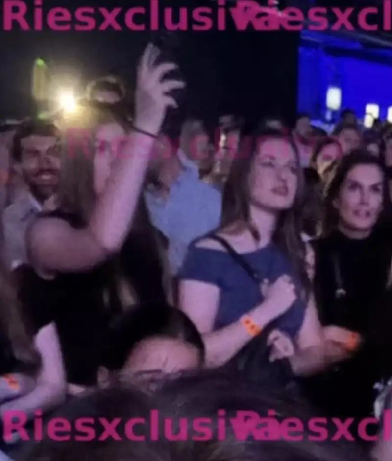 Planazo real en Madrid: la Reina Letizia y sus hijas se mezclan con el público en el concierto de Rosalía