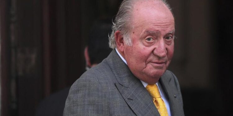 El Rey Juan Carlos aterriza en Vitoria para una revisión médica tras su estancia en París