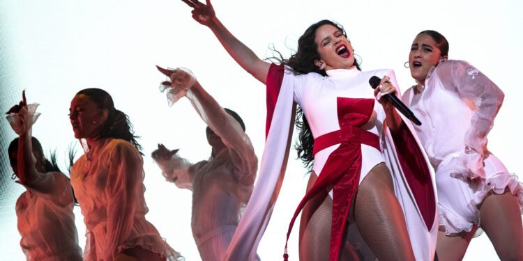 Rosalía se corona como 'Mujer del Año' por Billboard tras el arrollador éxito de su gira Lux
