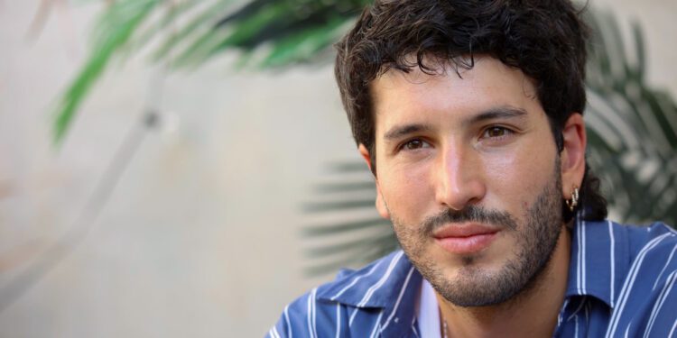 El síndrome de Peter Pan de Sebastián Yatra: El cantante confiesa que duerme con sus padres y rompe Internet