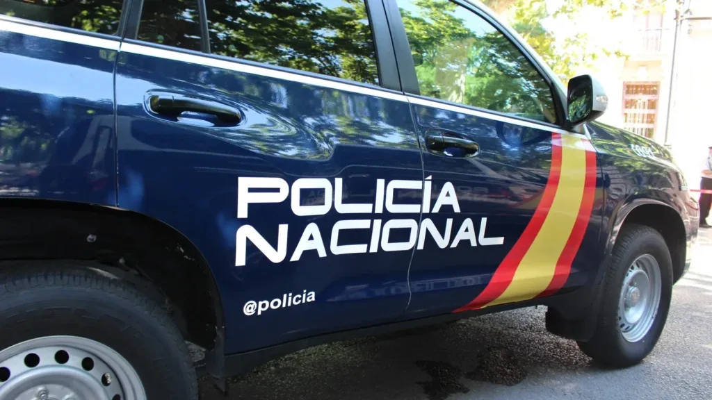 Vehículo de la Policía Nacional desplegado en la zona acordonada tras un suceso con víctimas