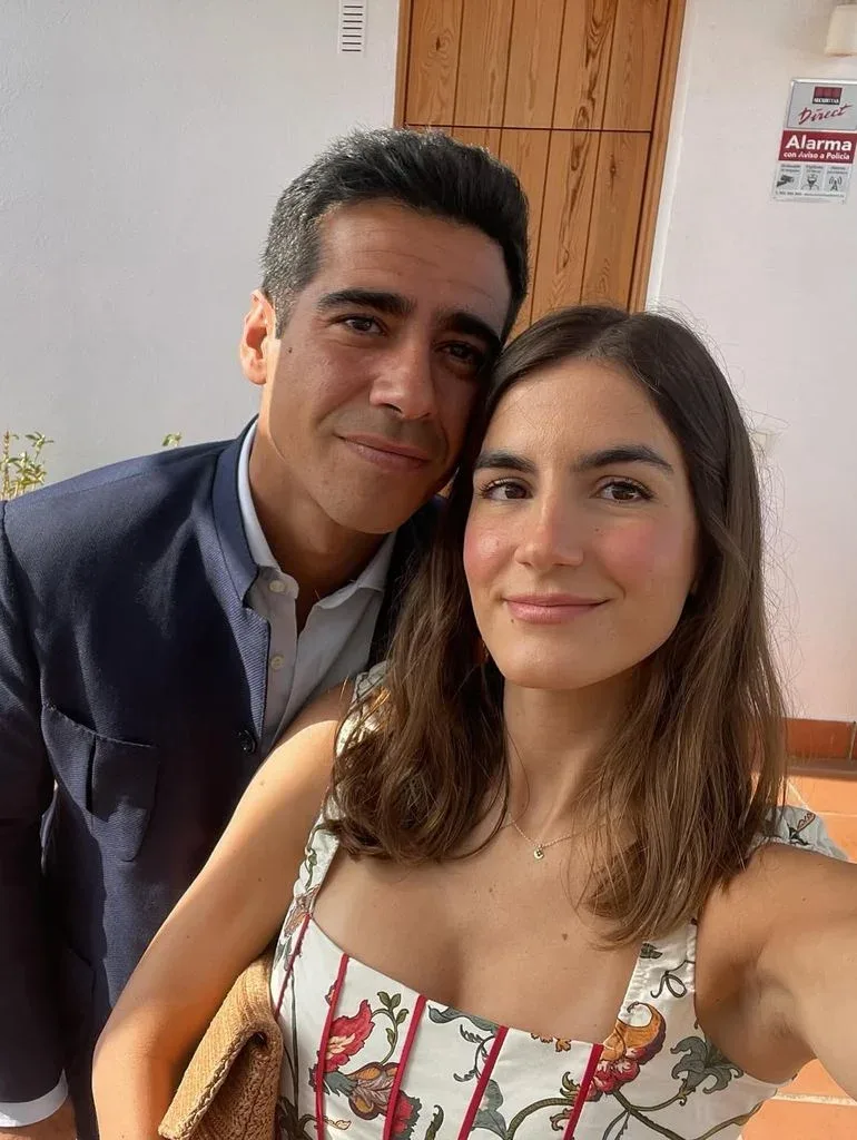 Blanca Llandres posa junto a Alberto Herrera, su pareja e hijo del periodista Carlos Herrera