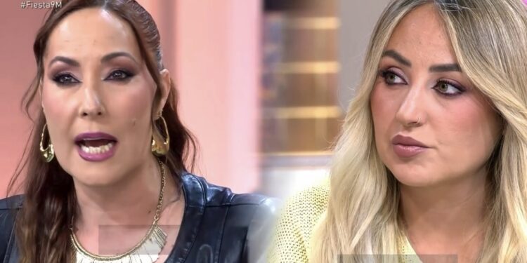 Rosario Mohedano y Rocío Flores conversan en el plató de 'Fiesta' durante el recuerdo a Rocío Jurado