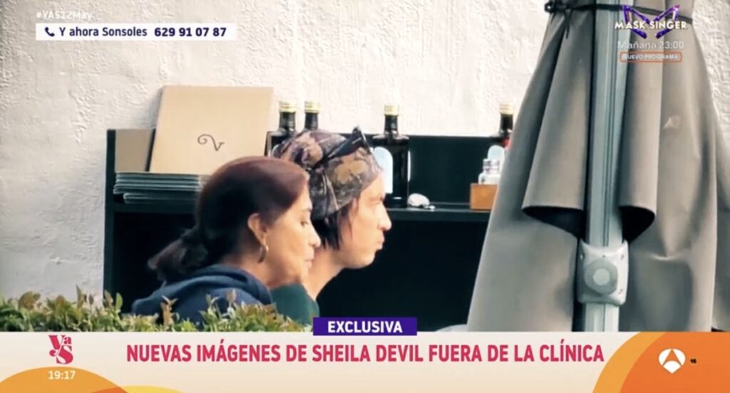Sheila Devil camina junto a su madre, Lourdes Ornelas, por los alrededores del centro médico