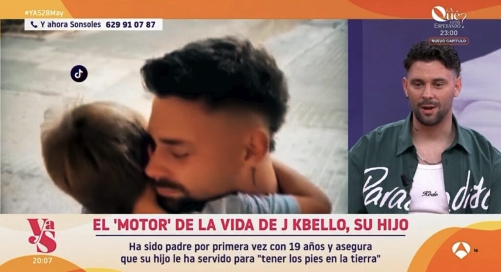 J Kbello, en primer plano, mientras responde a las preguntas de Sonsoles Ónega en el plató de Antena 3
