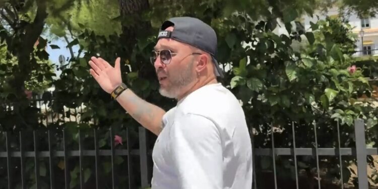 Kiko Rivera, más tenso que nunca: estalla con aspavientos ante la prensa en Sevilla
