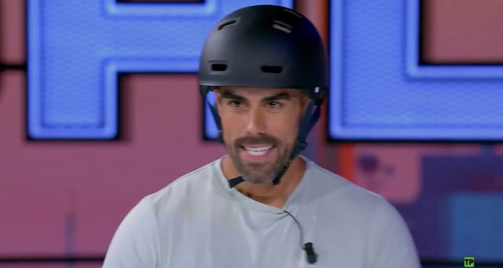 Germán sonríe con casco negro y micrófono de diadema en el plató de 'Salta', el concurso de Antena 3