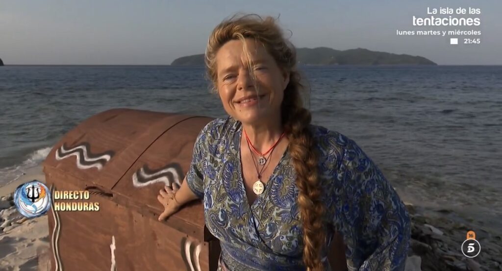 Maica Benedicto pide la olla común en Playa Victoria para preparar su bebida medicinal