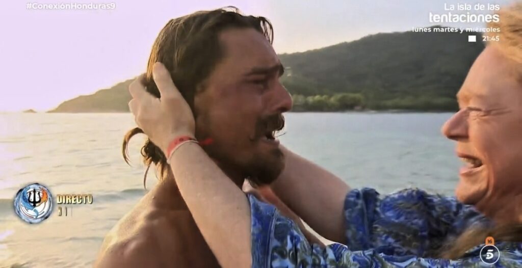 Álvar Seguí se reencuentra con su madre, Sol, en la playa tras completar la travesía a nado