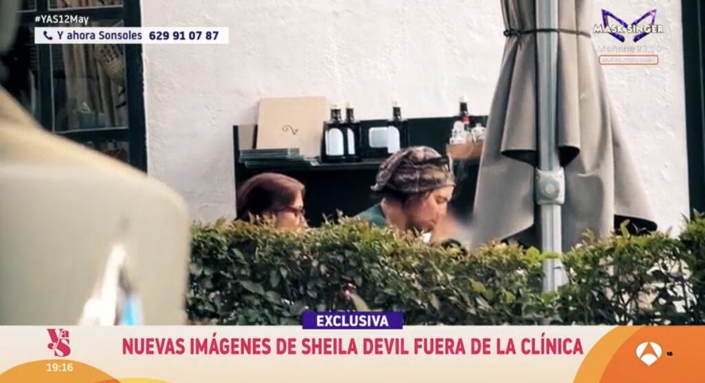 Lourdes Ornelas y Sheila Devil conversan durante la salida de la hija de Camilo Sesto de la clínica