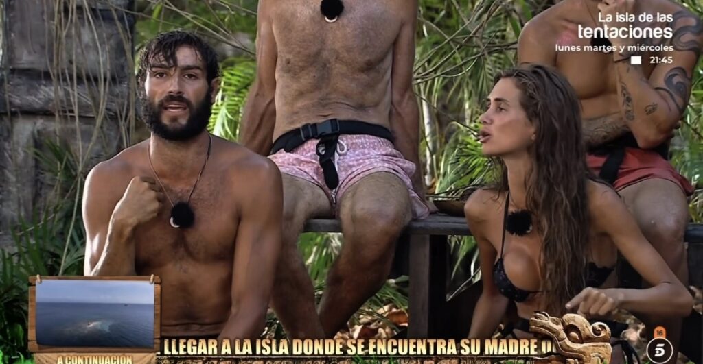 Claudia Martínez derrama el isotónico en señal de protesta ante sus compañeros