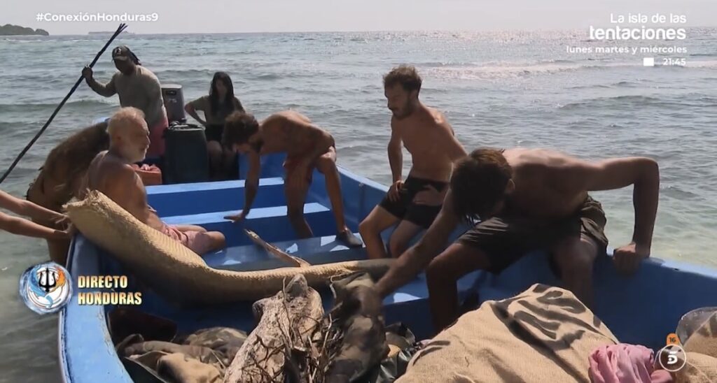 Los concursantes sancionados recogen sus cosas para trasladarse a la playa del destierro