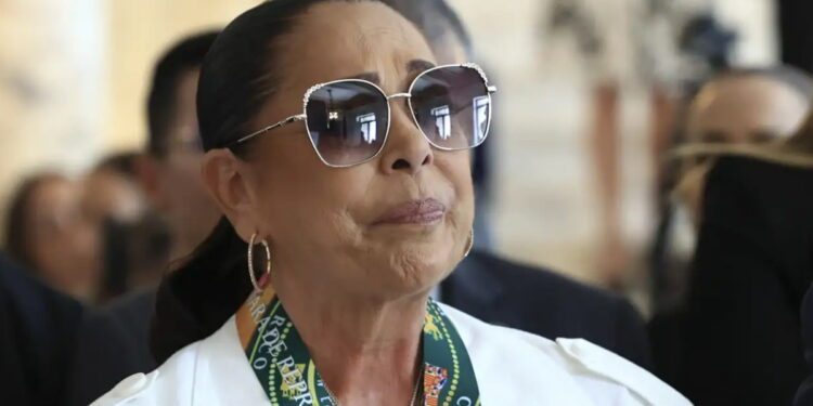 Isabel Pantoja, emocionada y con traje de chaqueta blanco, durante el homenaje en la Sala de los Próceres del Capitolio