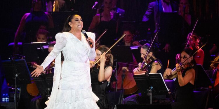 Isabel Pantoja salva su noche en el Icónica Sevilla con la Orquesta Sinfónica de Málaga tras el "no" de Il Divo