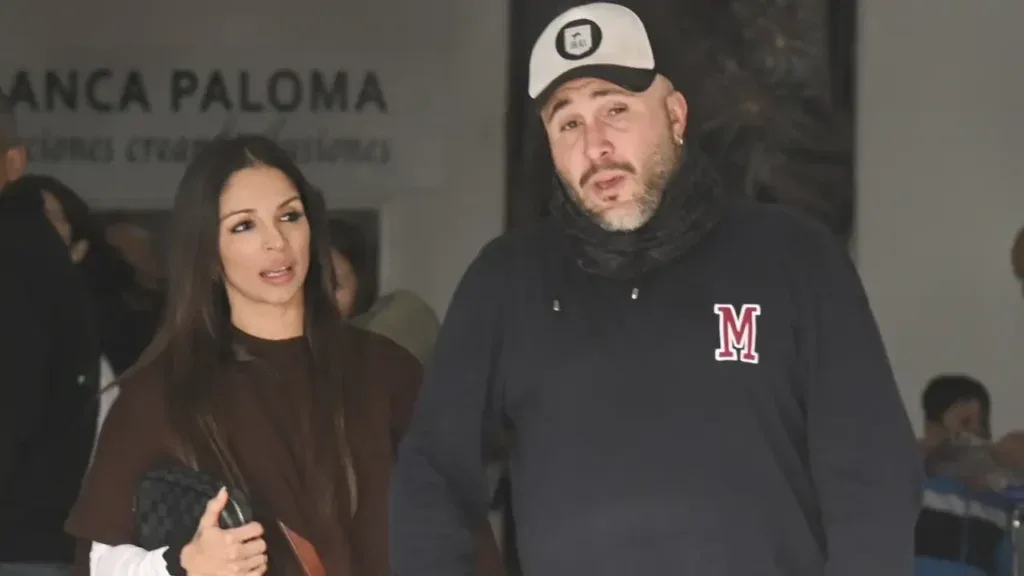 Kiko Rivera junto a su pareja, la bailarina Lola García, posando los dos ante la cámara
