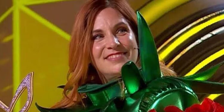 Leire Martínez, ganadora de 'Mask Singer 5' bajo el disfraz floral de Clavel, en el plató del concurso de Antena 3