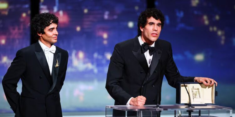 Los Javis ganan el Premio a la mejor dirección en el Festival de Cannes con 'La bola negra'