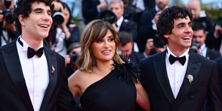 Los Javis reaparecen en Cannes junto a Penélope Cruz seis meses después de romper