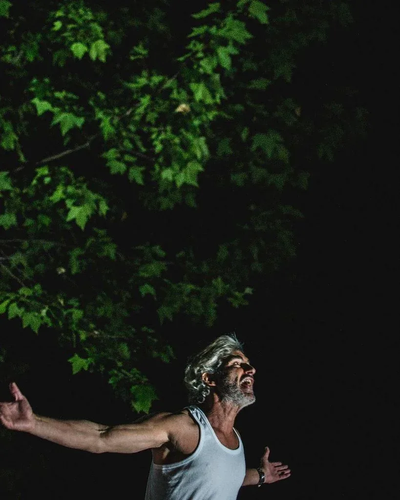 Miki Molina, actor español de 62 años, mira a cámara en un retrato de su reaparición