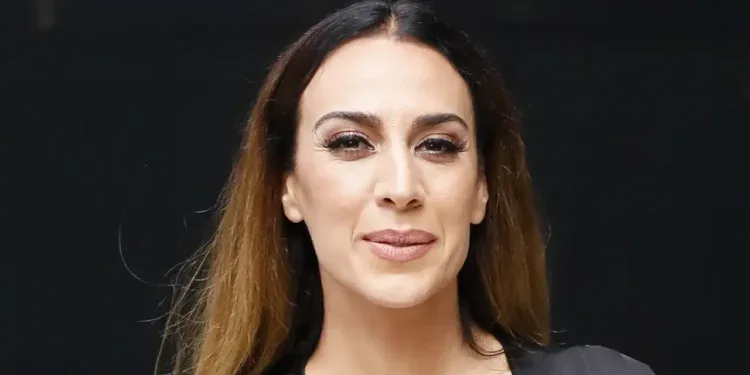 Mónica Naranjo, en primer plano y con gesto serio, durante su entrevista en 100% Únicos