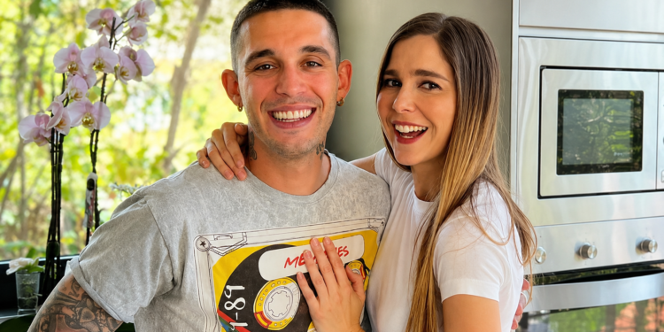 Natalia Sánchez y Víctor Elías posan juntos, los actores que dieron vida a Teté y Guille en 'Los Serrano'