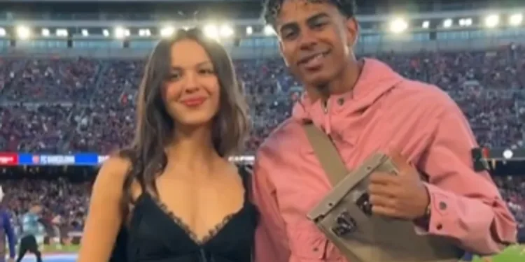 Olivia Rodrigo y Lamine Yamal se saludan sobre el césped del Camp Nou instantes antes del Clásico