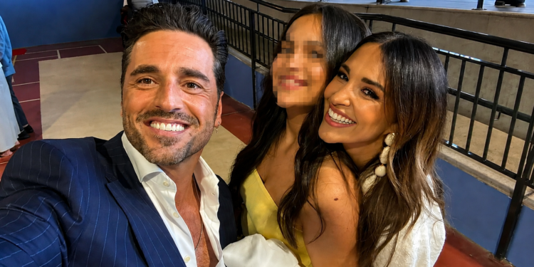 paula, busta e hija pixelada