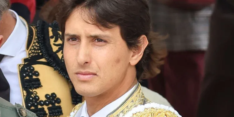 Roca Rey, torero peruano, con la chaquetilla del traje de luces bordada en oro y gesto serio