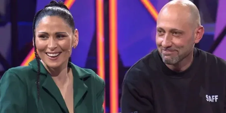 Rosa López, con americana verde y coleta trenzada, sonríe junto a Iñaki García en un plató de televisión
