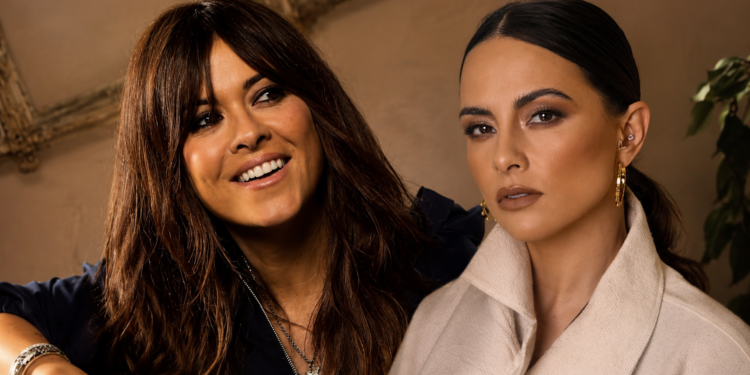 Vanesa Martín y la actriz mexicana Julieta Grajales, muy juntas durante la velada en un restaurante