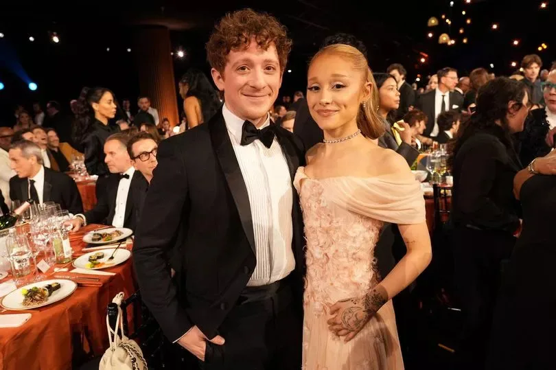 Ariana Grande y Ethan Slater rompen su noviazgo tras tres años de amor y dos divorcios envueltos en polémica
